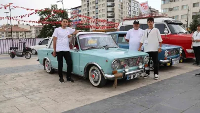 Yıllara meydan okuyan klasik otomobiller görücüye çıktı