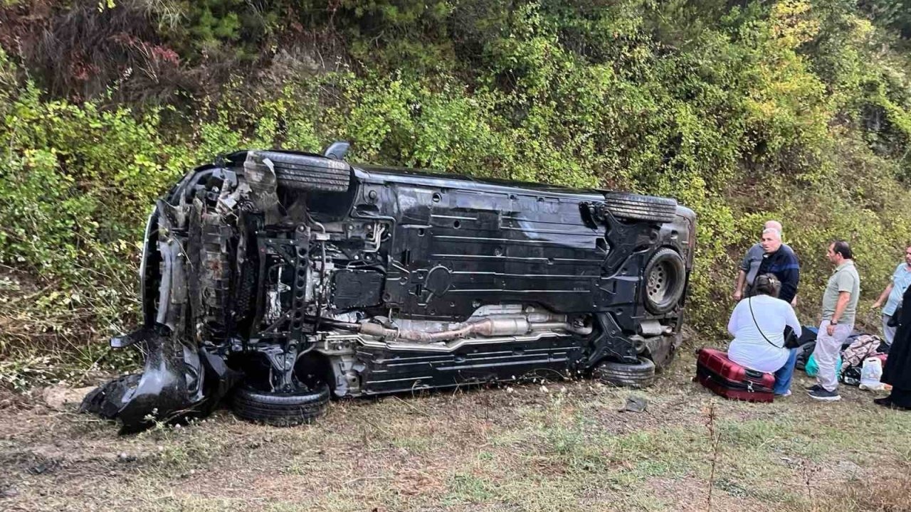 Kastamonu’da hafif ticari araç takla attı: 3 yaralı