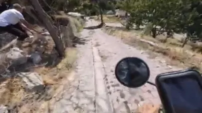 Motosikletli gezgine önce hakaret ettiler sonra taşla kovaladılar