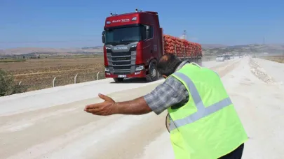 Tozlu yolda mutluluk saçıyor, kimse korna çalmadan geçmiyor