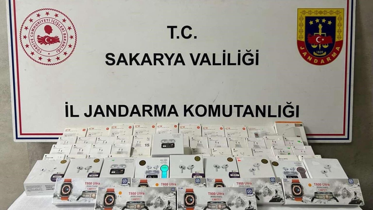 Jandarmanın durdurduğu araçtan adeta kaçak elektronik fabrikası çıktı