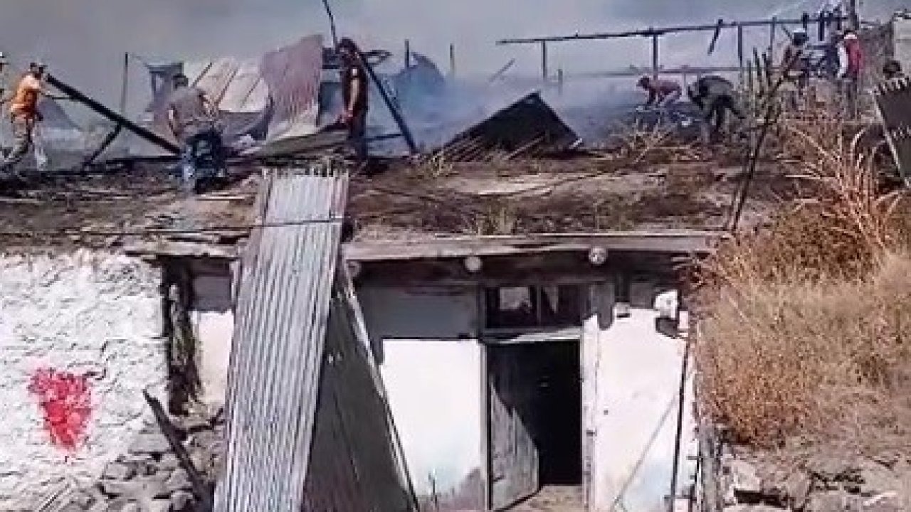 Sarıkamış’ta çıkan yangında 2 ev yandı