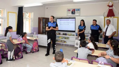 Polislerden öğrencilere kitap hediyesi