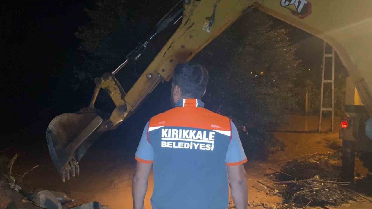 Kırıkkale’yi sağanak vurdu: Dereler taştı, ekipler anında müdahale etti