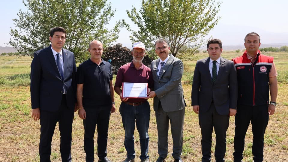 Çölü Vahaya Çeviren Çiftçiye Vali’den Teşekkür Belgesi