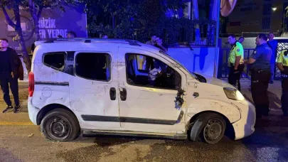 Otomobil 100 metre sürüklenip kaldırıma çarptı: 4 kişi yaralandı, 2 kişi olay yerinden kaçtı