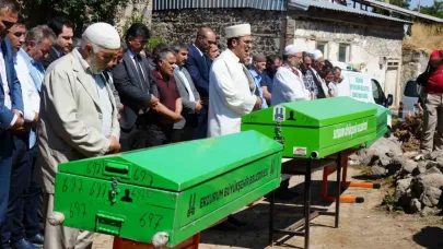 Çöken çatının altında kalan anne ve iki çocuğu toprağa verildi