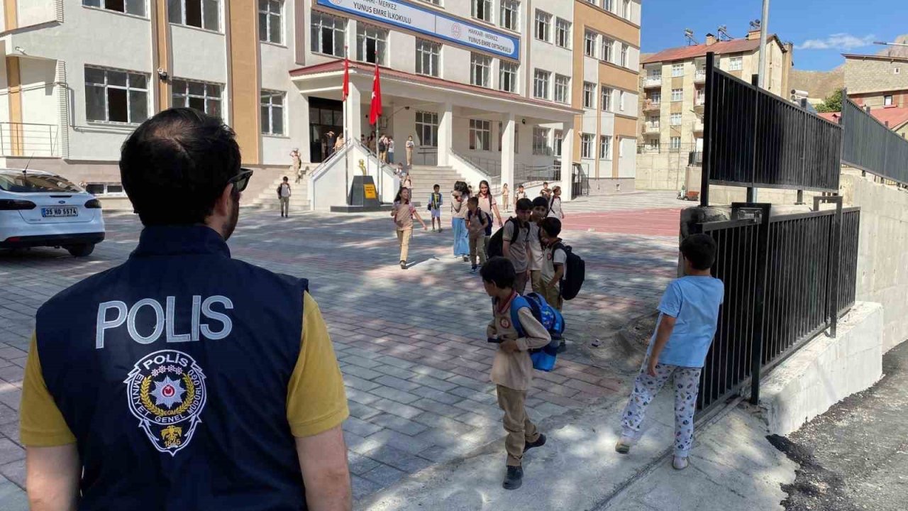 Hakkari polisi çocuklar için görev başında