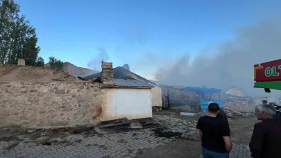 Narman’da korkutan yangın: 3 evin çatısı kül oldu