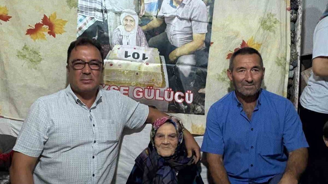 Köy halkı 101 yaşına giren kadına pasta kesti