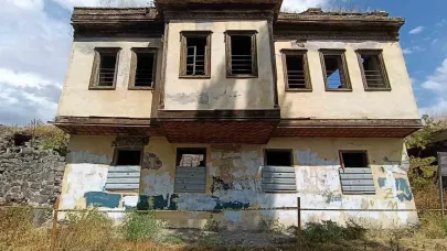 Kars’ta Tevfik Paşa Konağı gözler önünde yıkılıyor