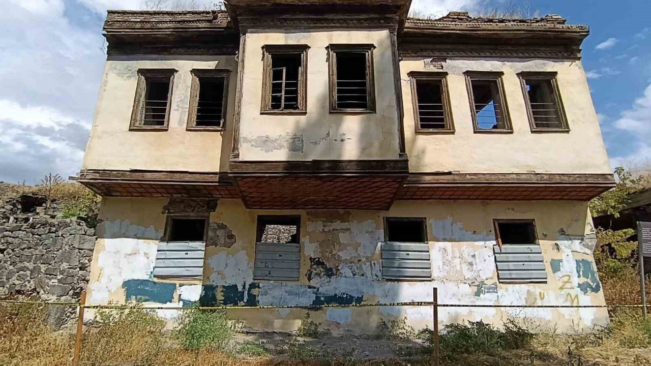 Kars’ta Tevfik Paşa Konağı gözler önünde yıkılıyor