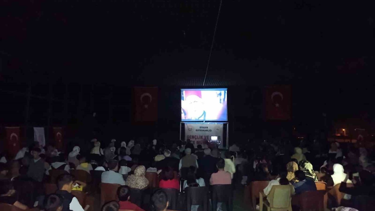 Tendürek Dağı eteklerinde sinema keyfi