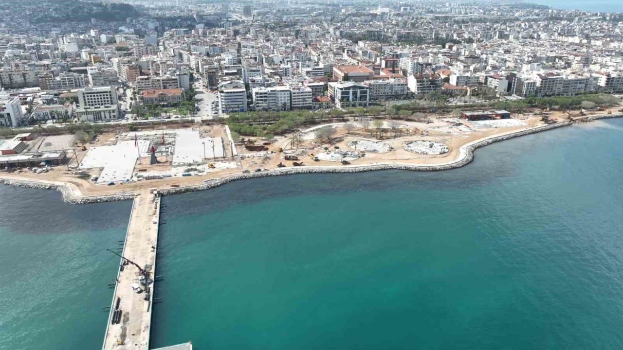 Depremle birlikte  80 santimetre kaymanın yaşandığı İskenderun sahili yeniden hayat buluyor
