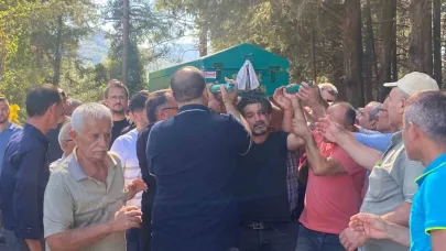 Öğretmen babanın en ağır yükü: Okul bahçesinde fenalaşan oğlunun tabutunu bir an olsun bırakmadı