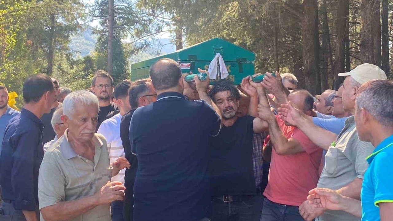 Öğretmen babanın en ağır yükü: Okul bahçesinde fenalaşan oğlunun tabutunu bir an olsun bırakmadı