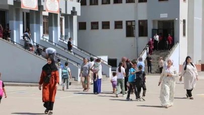 Okulun ağır hasarlı olduğu ortaya çıktı, eğitimin başlamasına 2 gün kala öğrenciler başka okula nakledildi