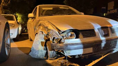 Park halindeki 2 araca çarpan otomobil sürücüsü olay yerinden kaçtı
