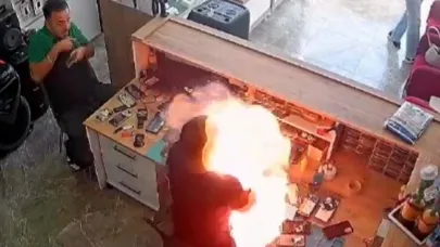 Telefon bataryası bomba gibi patladı