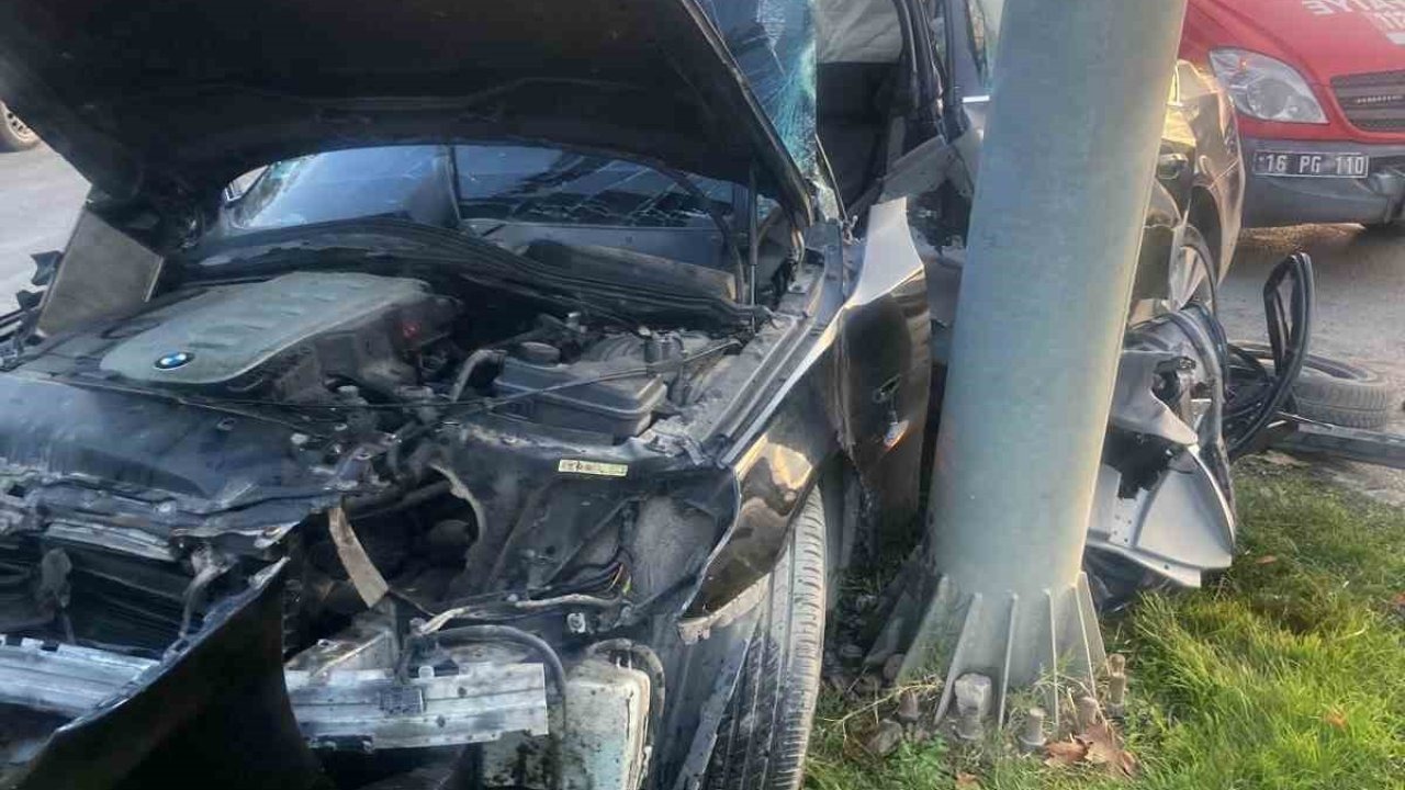 Direğe çarpan aracın sürücüsü ağır yaralandı