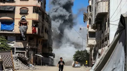İsrail, Gazze’de yerinden edilmiş Filistinlileri hedef aldı: 62 ölü
