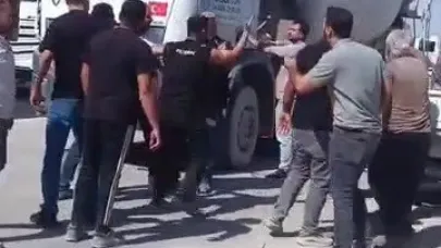 Yol verme tartışmasında sinirlenen vatandaş, kendini ringde hissedercesine kamyonu yumrukladı