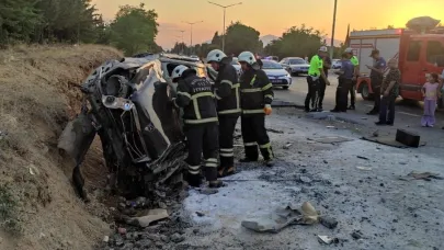 Burdur’da otomobil, otobüs durağına çarptı: 2 yaralı
