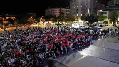 Çorum’da yüzlerce vatandaş ellerindeki Türk bayraklarıyla ‘12 Dev Adam’ı destekledi