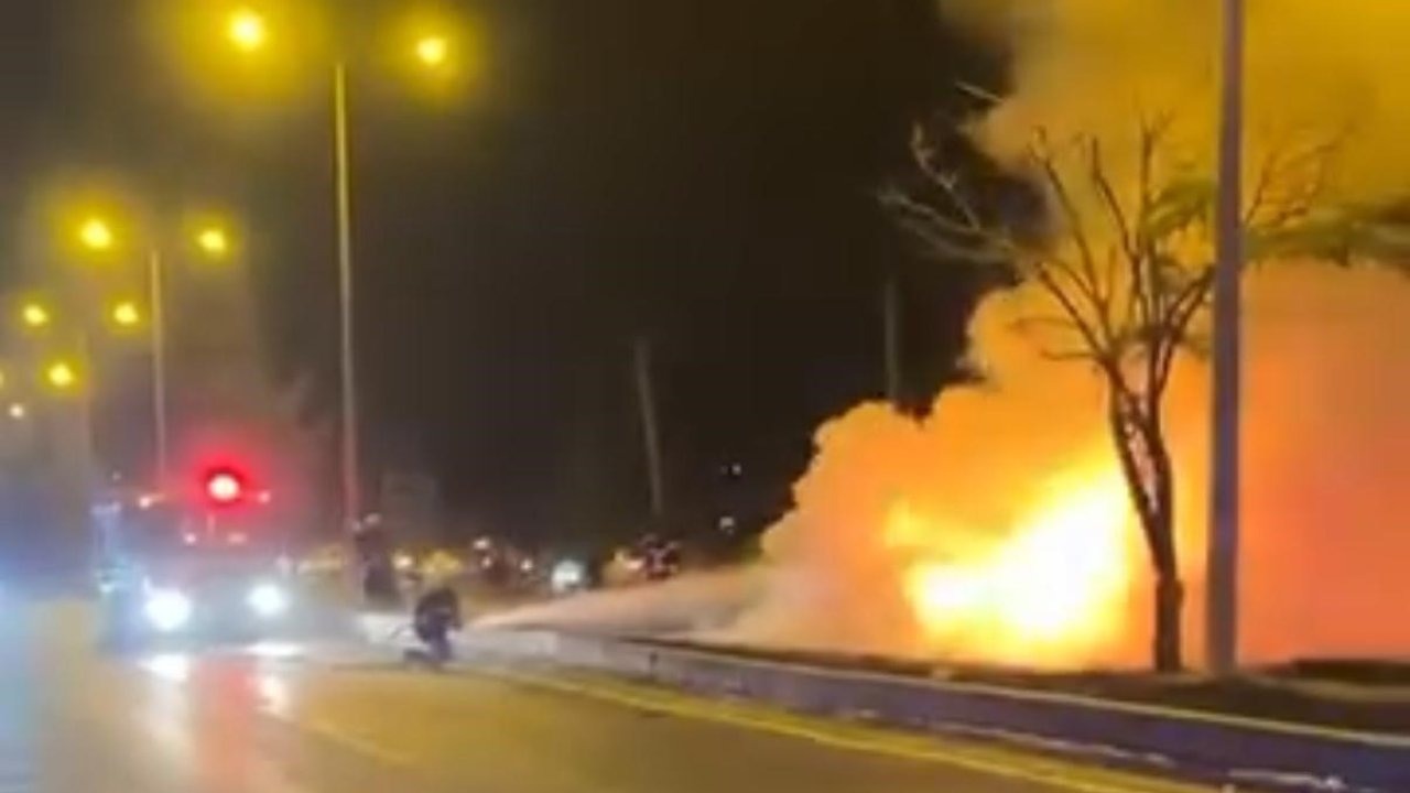 Diyarbakır’da alevlere teslim olan otomobilin sürücüsü yaralandı