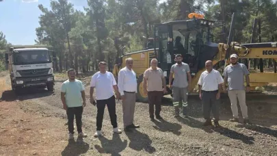 Beyağaç Belediye Başkanı Sezayi Pütün asfaltlama çalışmalarını yerinde inceliyor