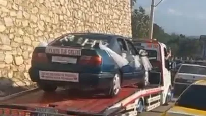 Bozulan gelin arabası yoluna çekicinin üzerinde devam etti