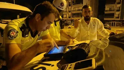 0.03 promil fazla çıkınca ehliyeti alındı, polise itiraz edip gazeteciye tepki gösterdi