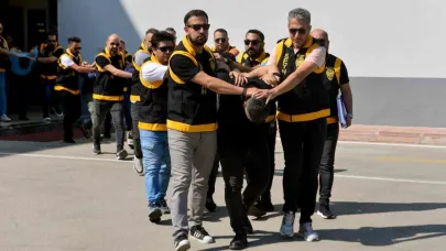 Adana’da haraç isteyen çeteye operasyon: 12 silah ile 54 bin hap ele geçirildi