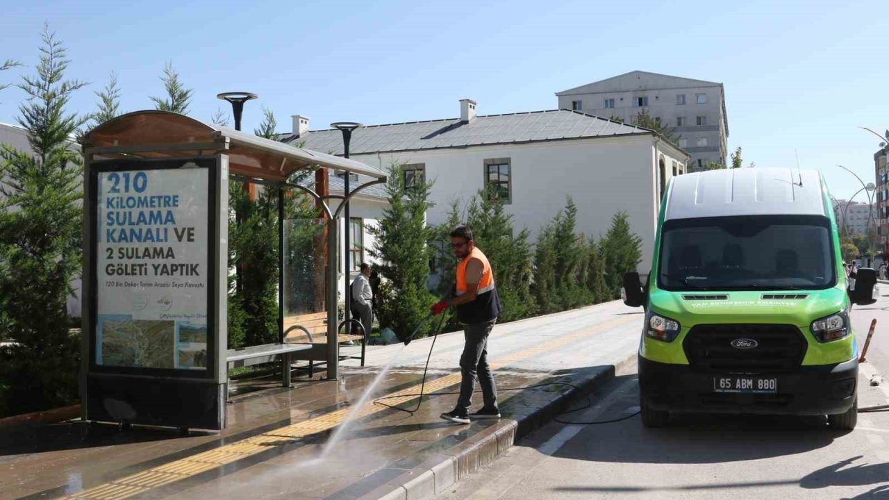 Van’da mobil temizlik ve yıkama aracıyla duraklar artık daha temiz