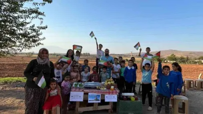 Savaşta katledilen akranları için annelerinin yaptıkları yiyecekleri satan minikler gönülleri fethettiler