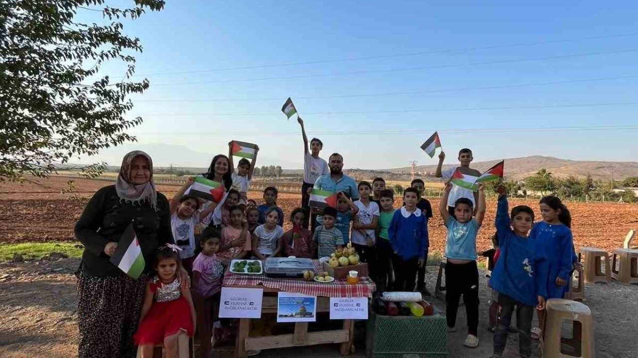 Savaşta katledilen akranları için annelerinin yaptıkları yiyecekleri satan minikler gönülleri fethettiler