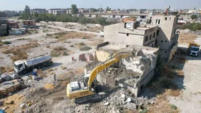 Mersin’de 2 katlı metruk bina kontrollü şekilde yıkıldı