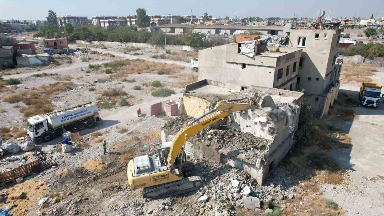 Mersin’de 2 katlı metruk bina kontrollü şekilde yıkıldı