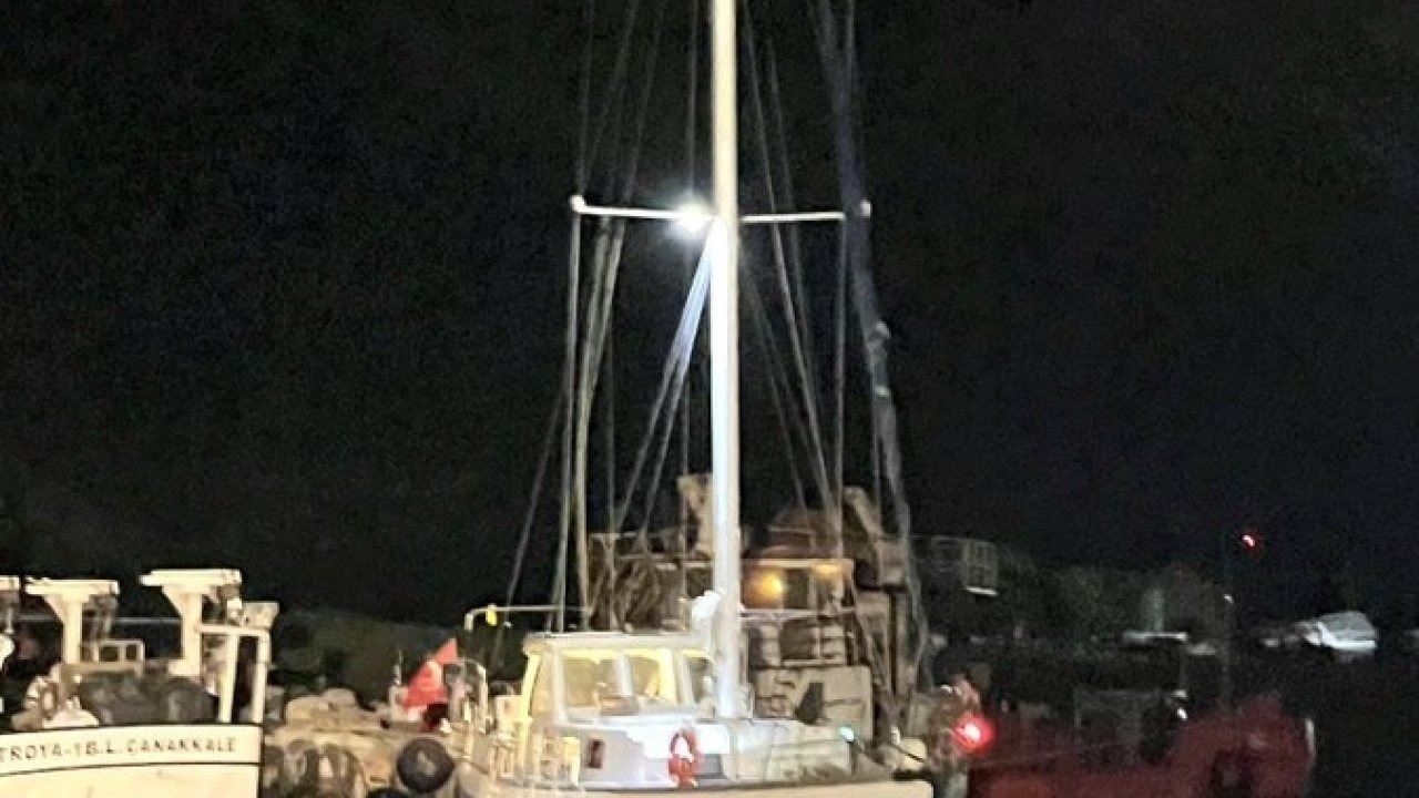 Çanakkale Boğazı’nda makine arızası yaparak sürüklenen tekne kurtarıldı