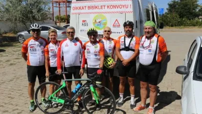 Patnos’a gelen Türk ve ABD’li bisikletliler’den eğitime destek