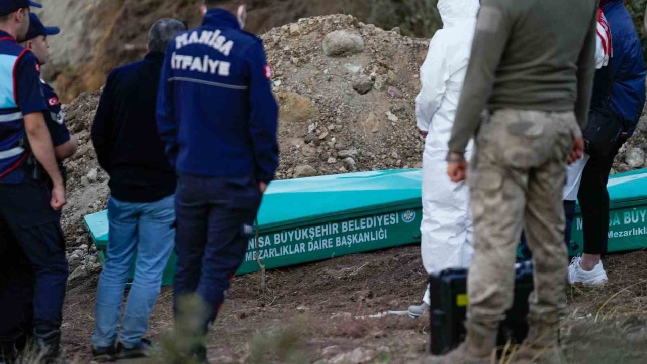 Göçük altında kalan iki çiftçinin cenazeleri morga kaldırıldı