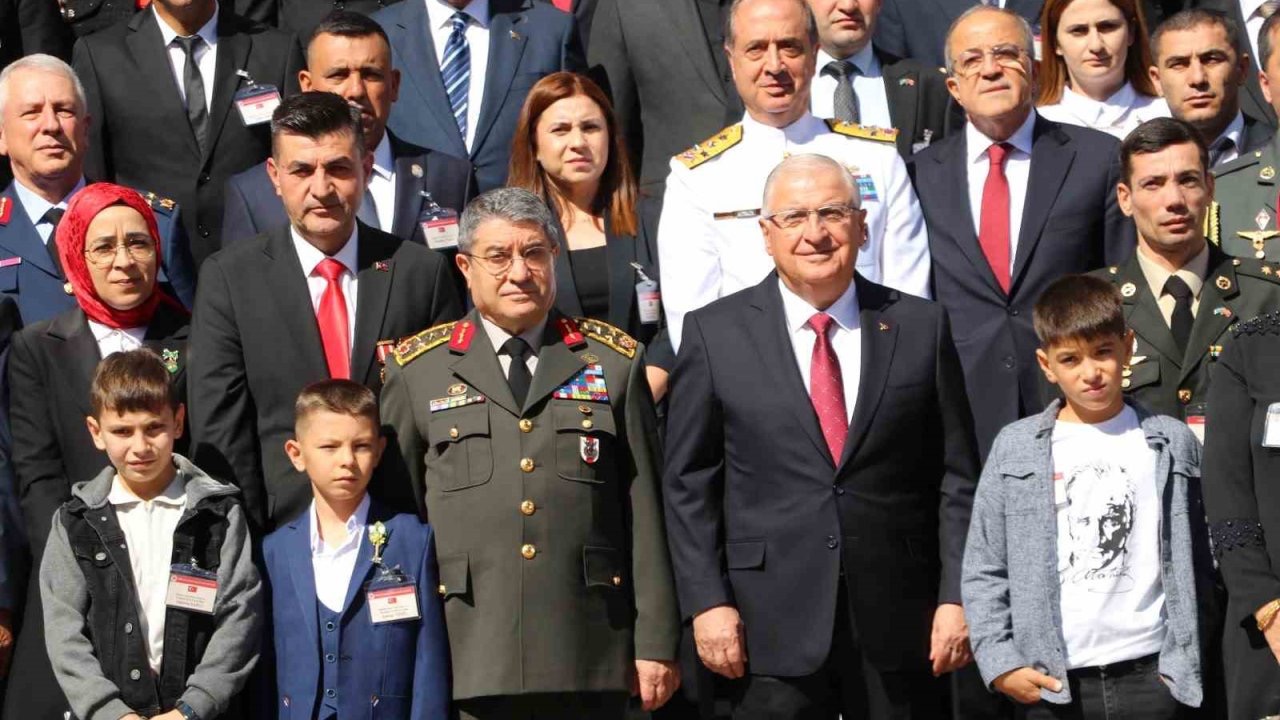 Milli Savunma Bakanı Güler: "PKK ve iktisatlı tüm gruplar yapılan çağrı ve alınan fesih kararı kapsamında derhal tüm terör faaliyetlerine son vermeli"