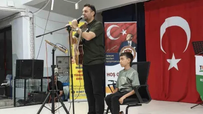 Babası ile birlikte okul arkadaşlarına konser verdi