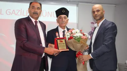Milli Eğitim Müdürü Aziz Gün’den Gazimize Plaket