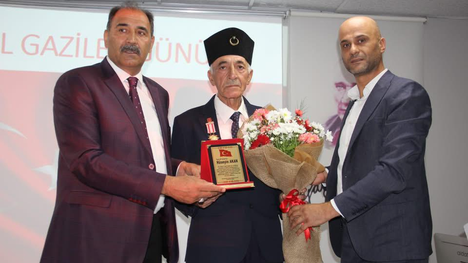 Milli Eğitim Müdürü Aziz Gün’den Gazimize Plaket