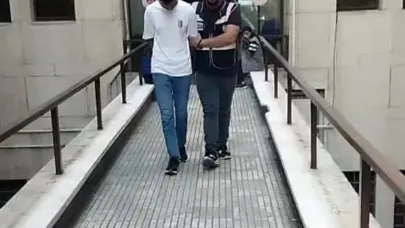 Polisi gören firari, çimlere yatıp ölü taklidi yaptı