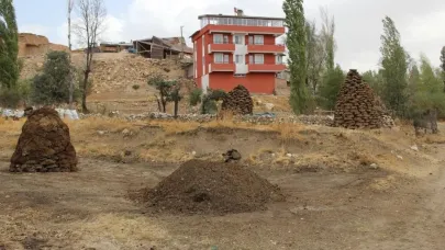 Erzincan’da kışlık tezek hazırlığı