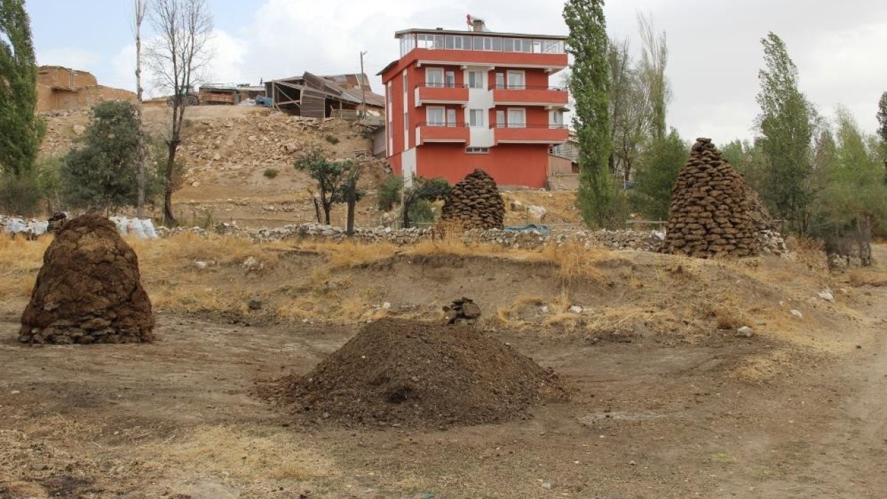 Erzincan’da kışlık tezek hazırlığı