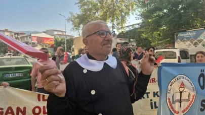 Çocuklarının yerine önlük giyen veliler, Okuma Haftasını sokaklarda kutladı