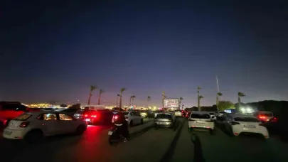 İzmir’de arabada film keyfi
